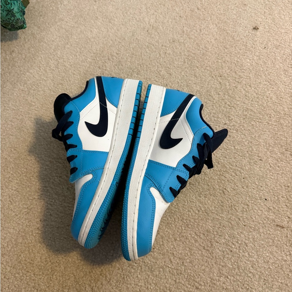NEW Nike Air Jordan 1 Low “UNC” GS 7Y / 8.5W